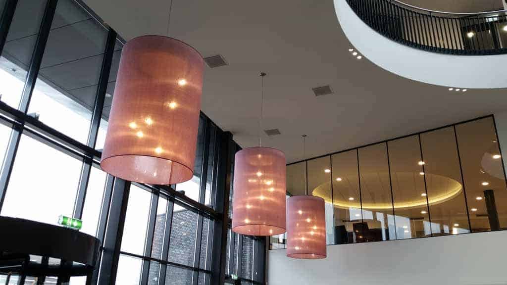 Roze cilinders in atrium