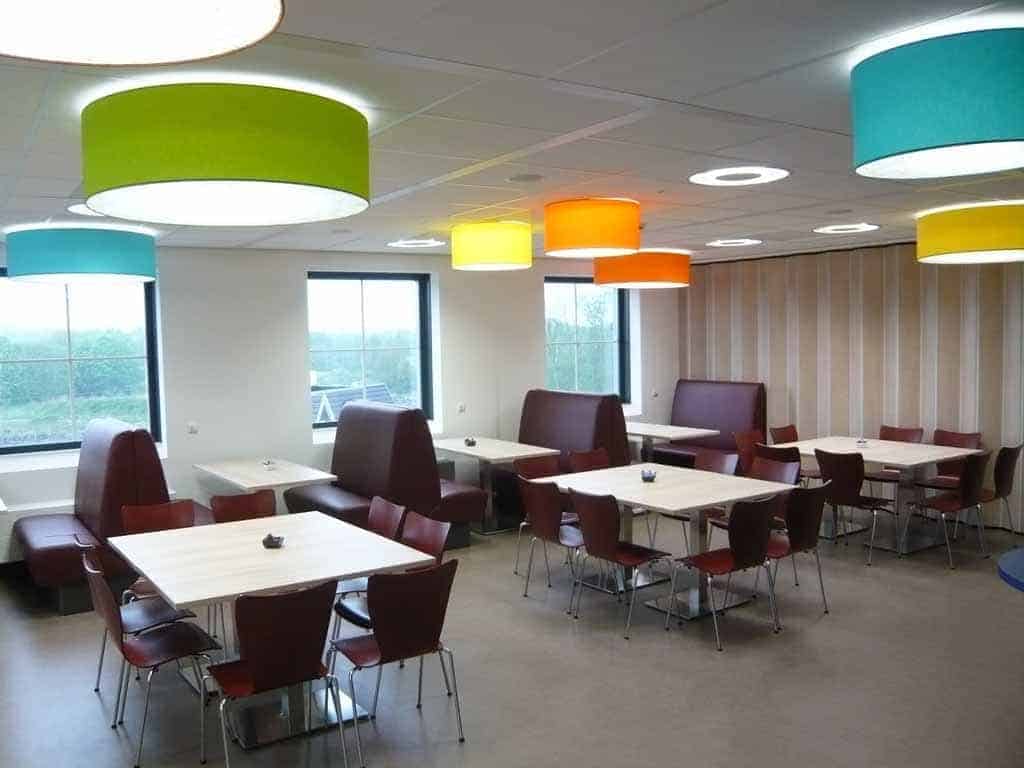 Kleurige schijven in bedrijfskantine