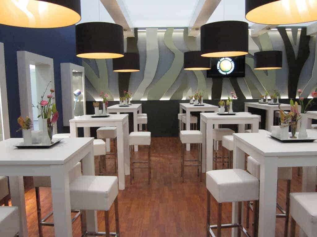 Zwart-creme kappen in restaurant