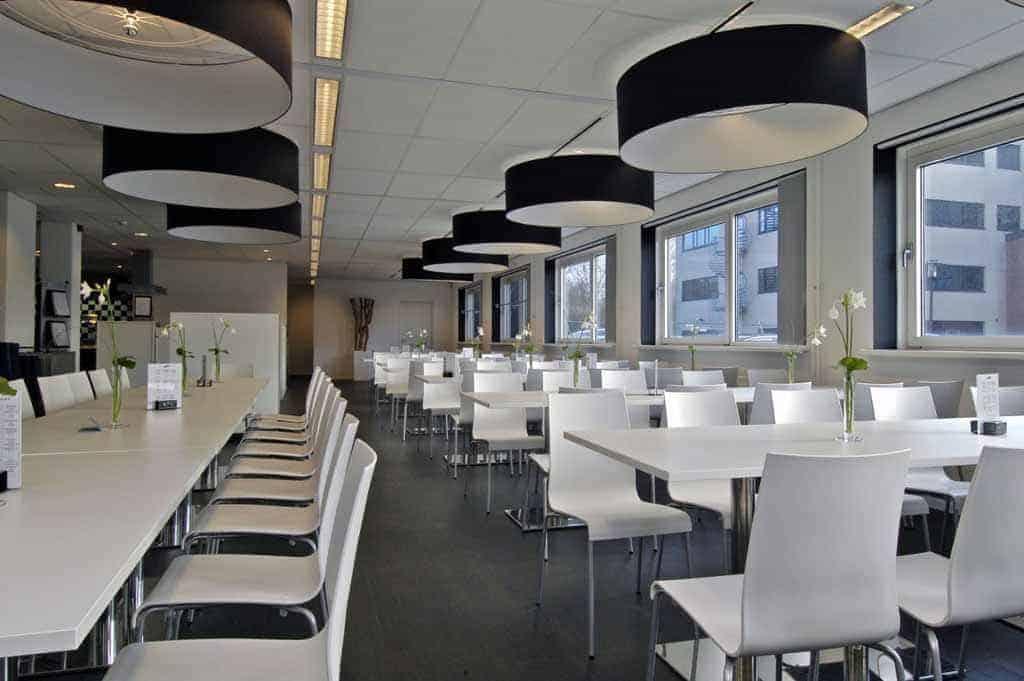 Zwarte schijven boven lange tafels