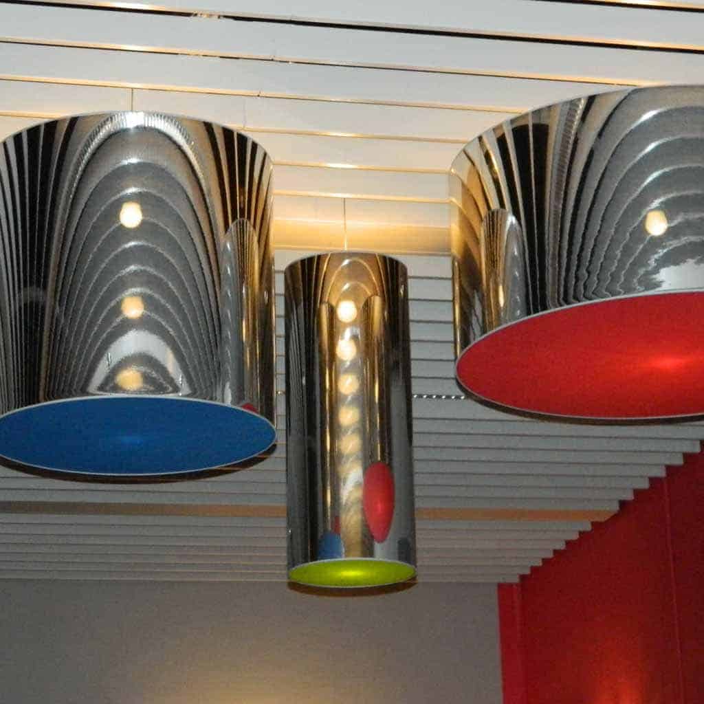 Spiegelende cilinders met gekleurde bodem