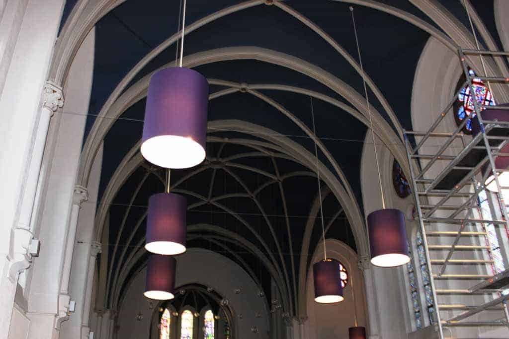 Paarse cilinders in kerkgewelf