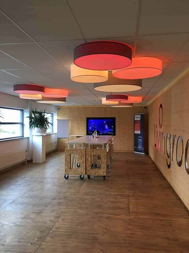 Gekleurde schijven boven werkcafe