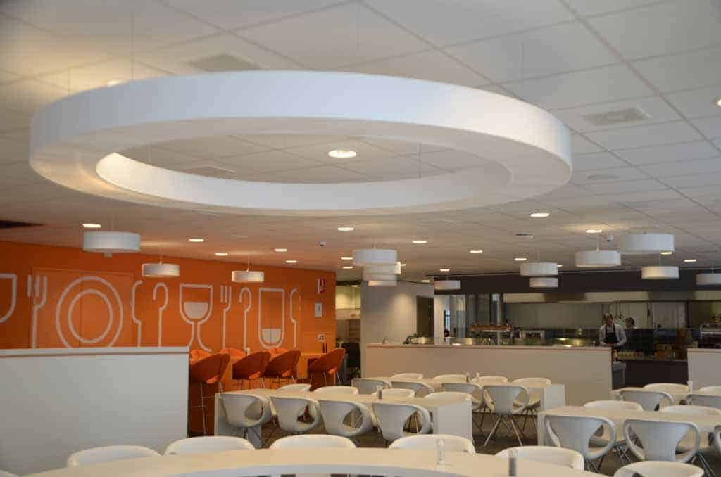 Witte ring boven bedrijfsrestaurant