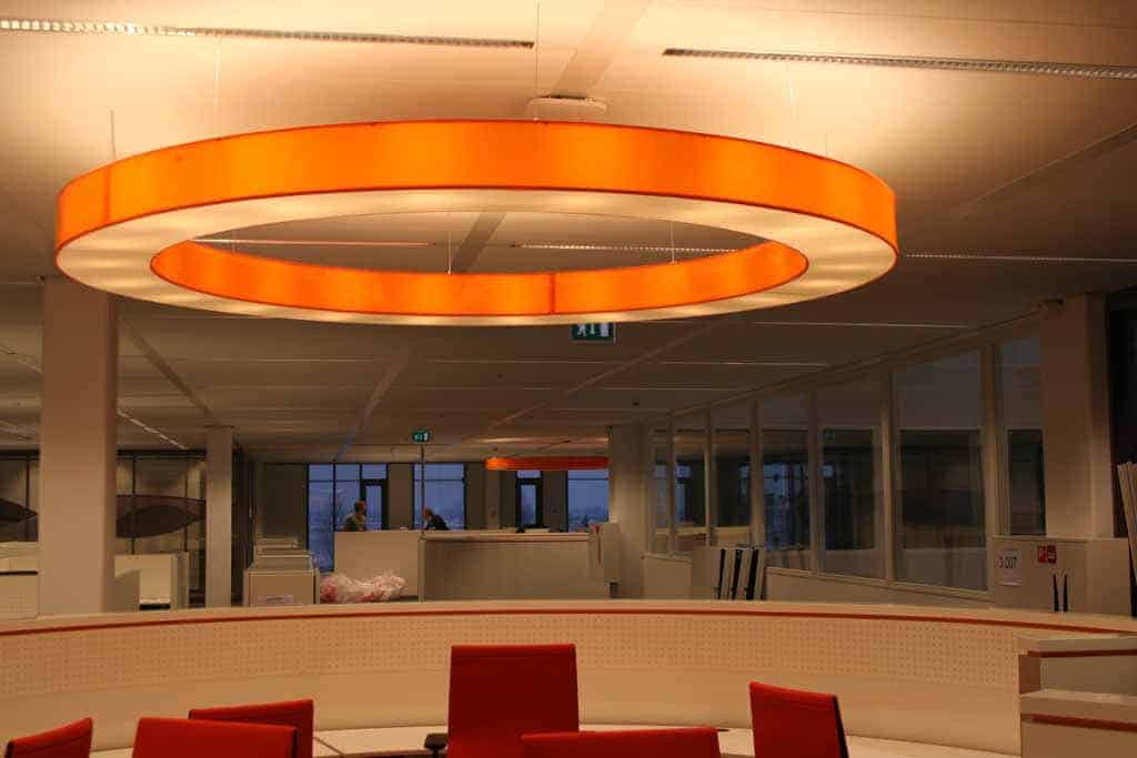 Oranje ringen boven kantoortuin