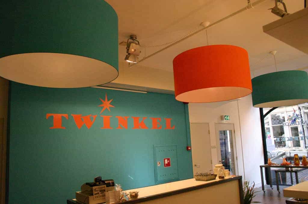Oranje en groene kappen in winkel