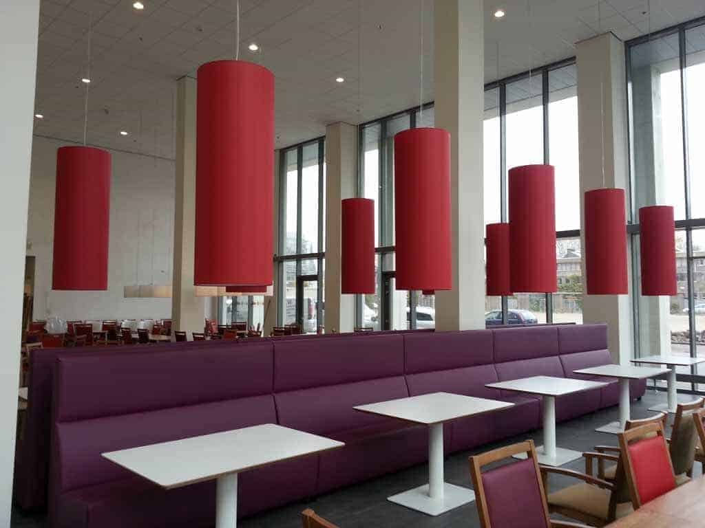 Rode kokers langs de gevel