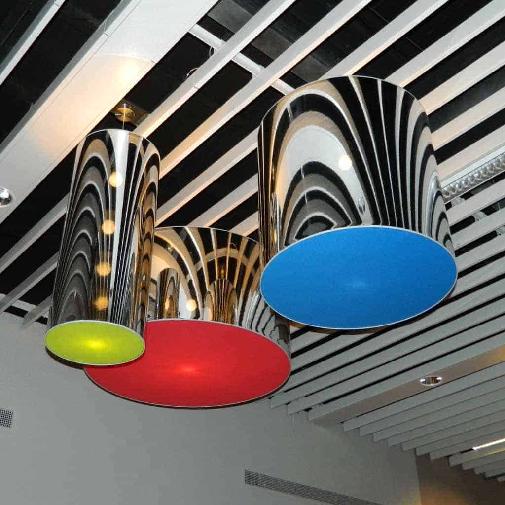 Art-decoplafond met gekleurde schijven